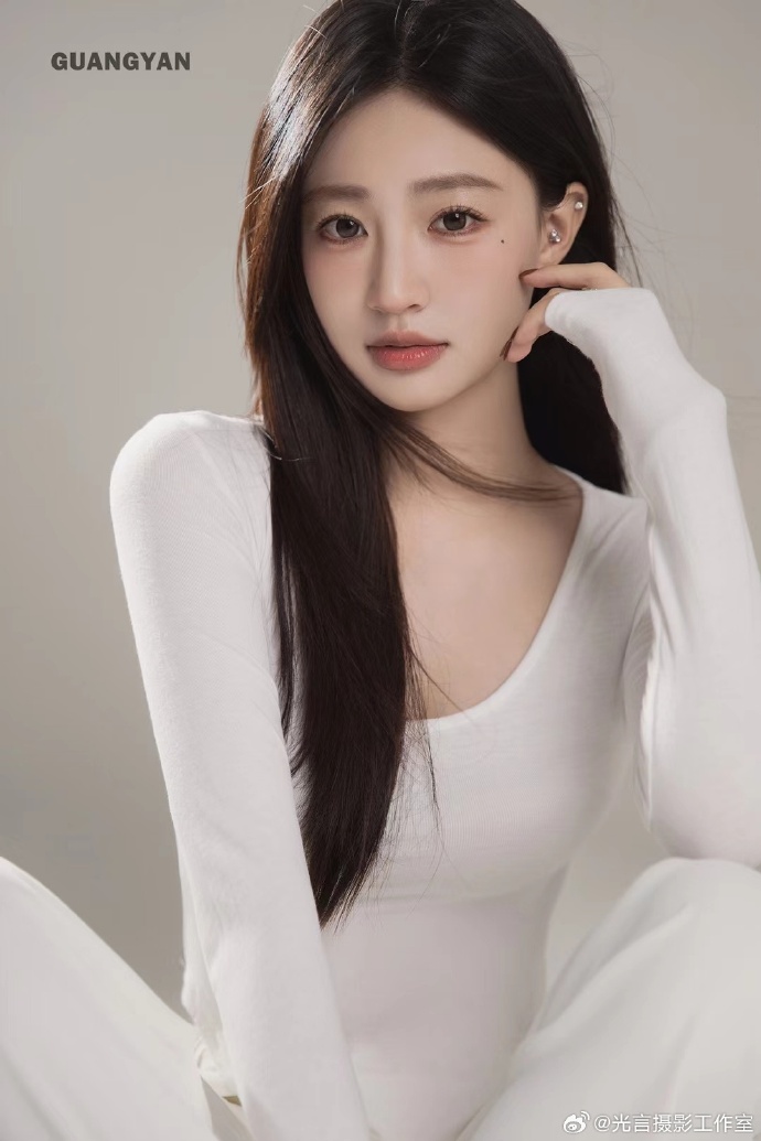呼喊与细语 封面